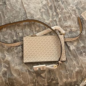 4 Michael Kors fanny packs. Size xl